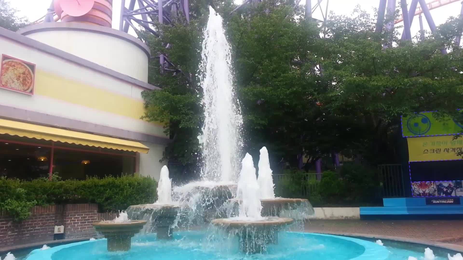 公园里美丽的水泉装饰视频的预览图