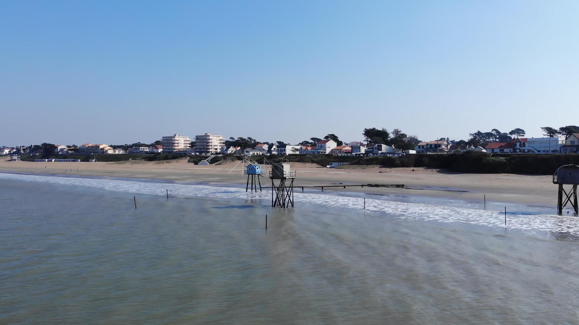 法国海岸的法国渔屋Carrelets空中无人机视频的预览图
