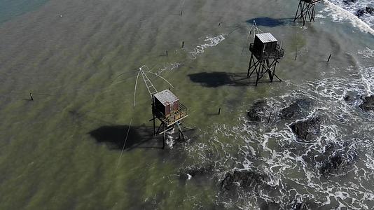 从上面的高跷渔屋无人机视图Carrelet大西洋海岸视频的预览图