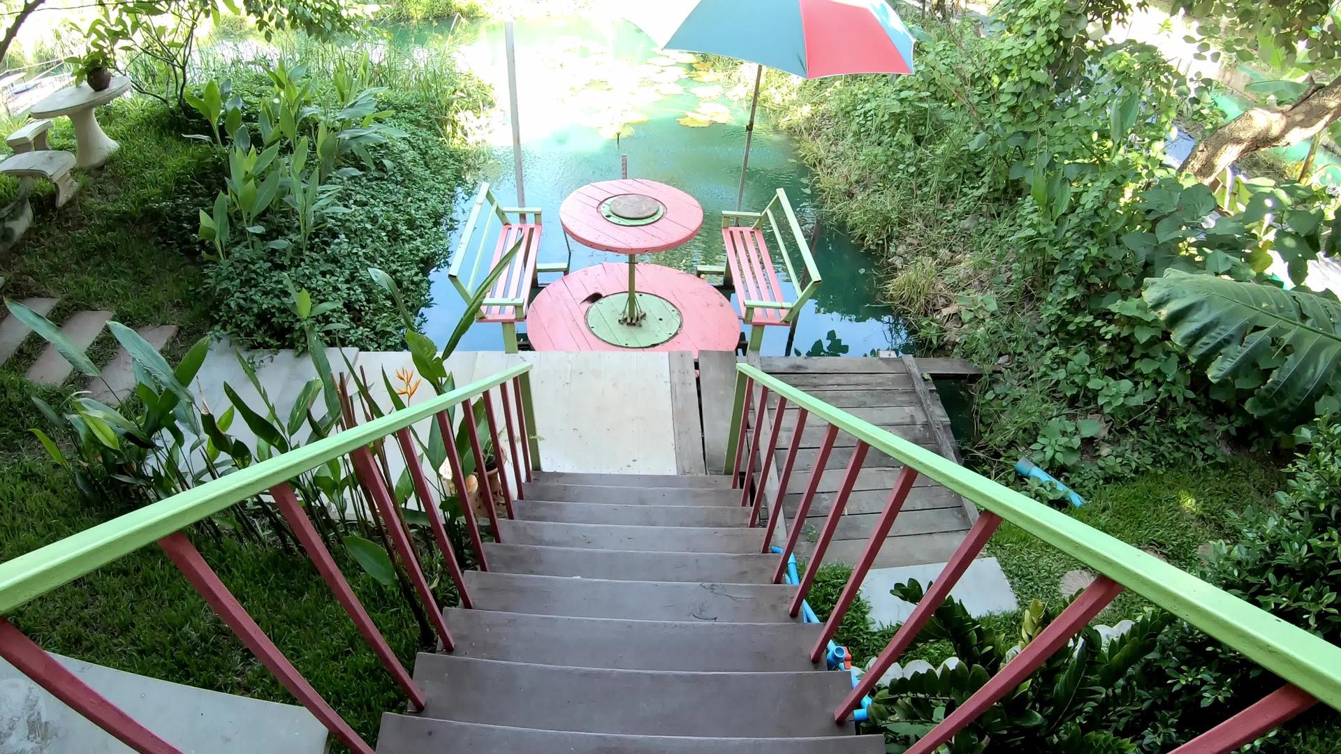 上面的椅子上摆满了通往水边的雨伞视频的预览图