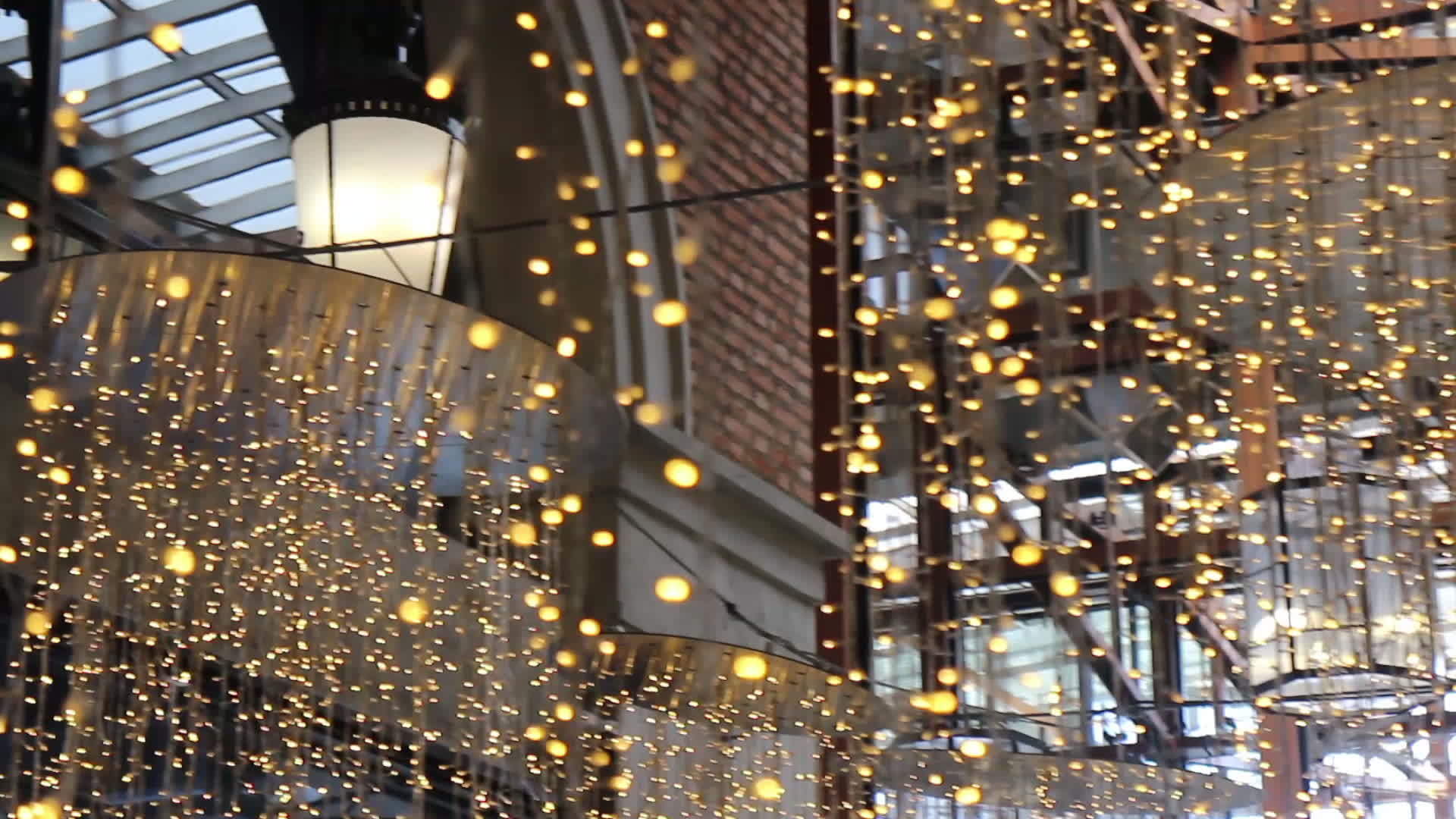 许多灯泡装饰在大厅的天花板上视频的预览图
