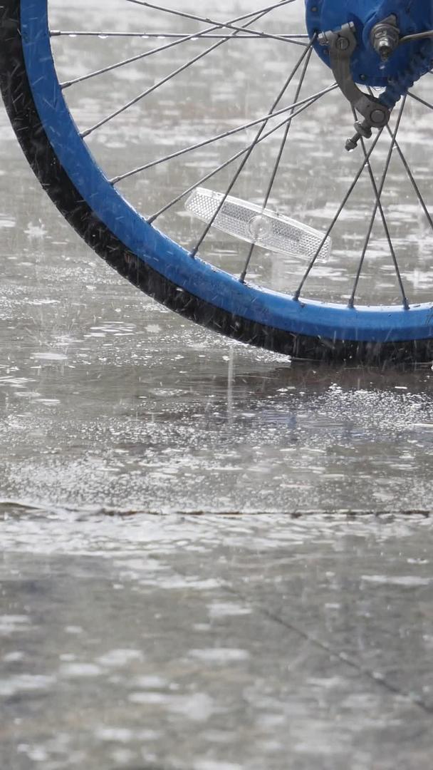 雨天近景自行车轮视频的预览图