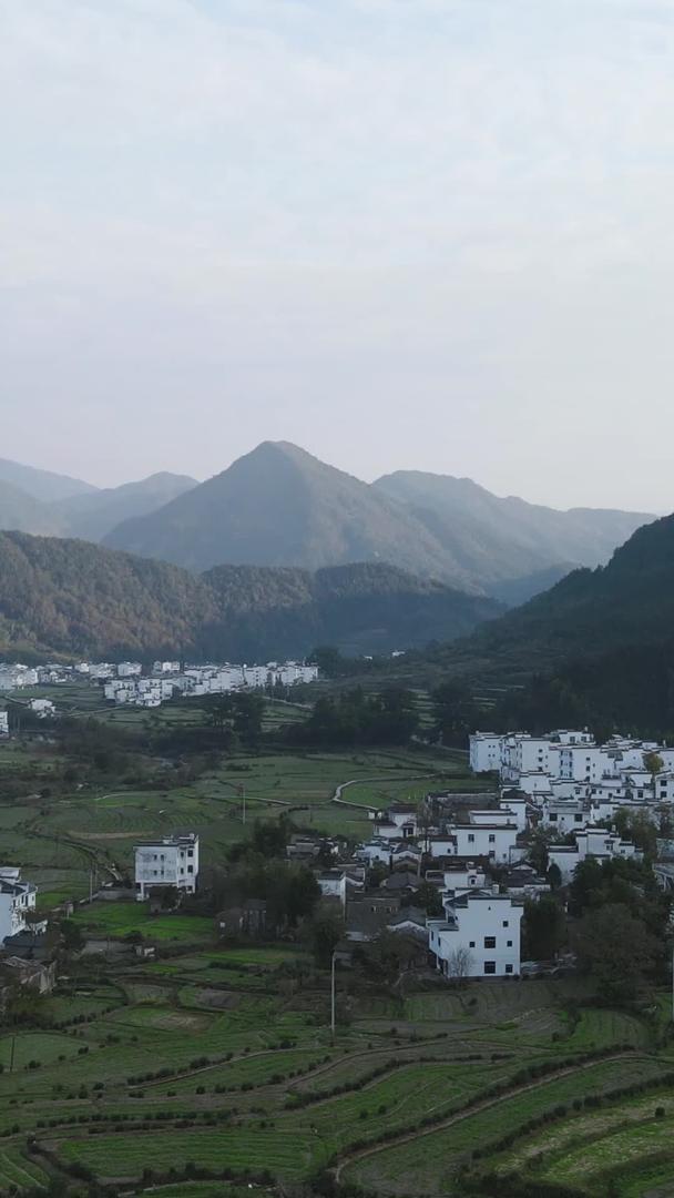 江西婺源群山环绕古建筑村落的航拍旅游素材视频的预览图