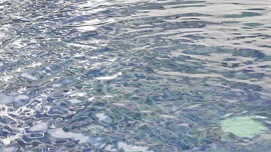 白日光蓝水游泳池视频的预览图