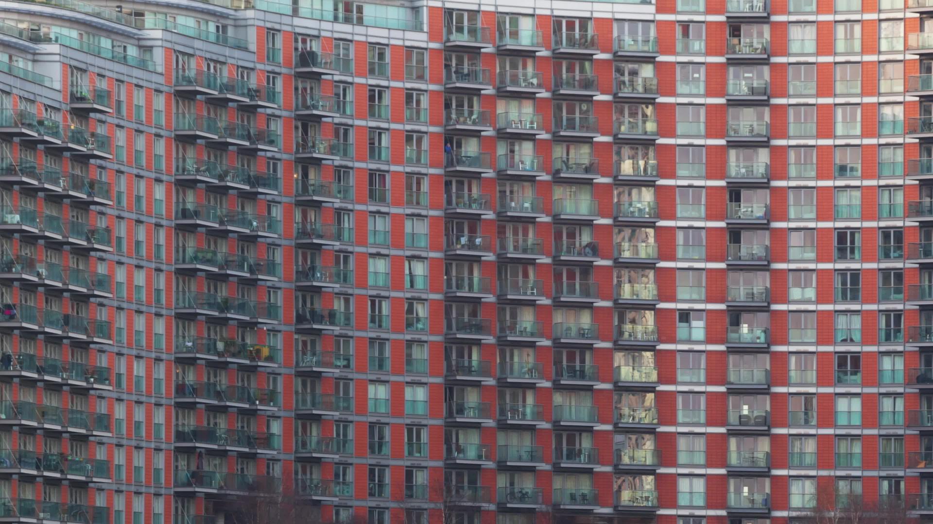 夜间现代公寓楼外视频的预览图