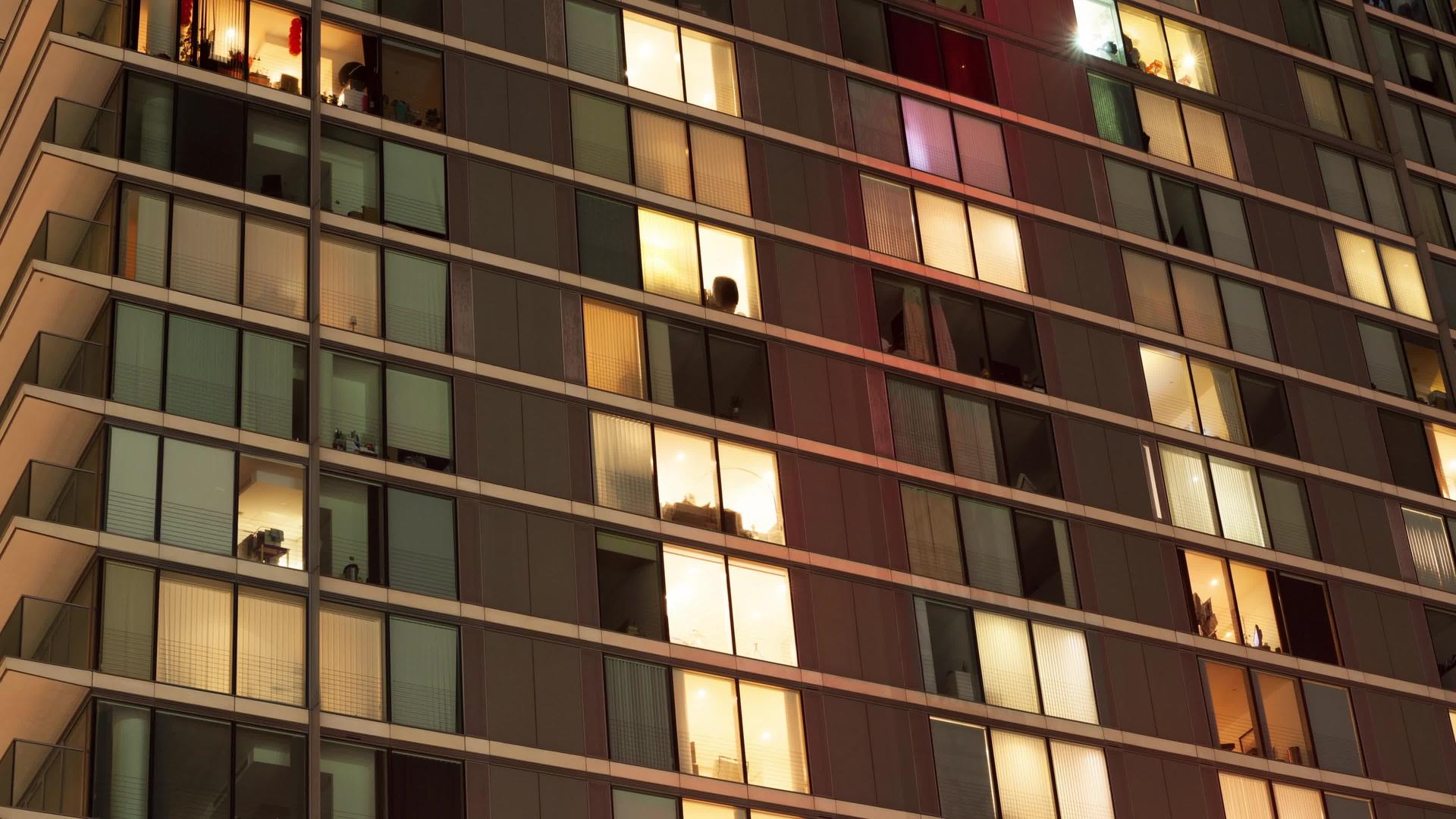 现代公寓区外的夜晚视频的预览图