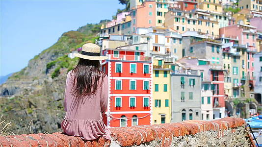 在意大利古里亚五渔村奥马焦雷老村风景优美的年轻女子视频的预览图