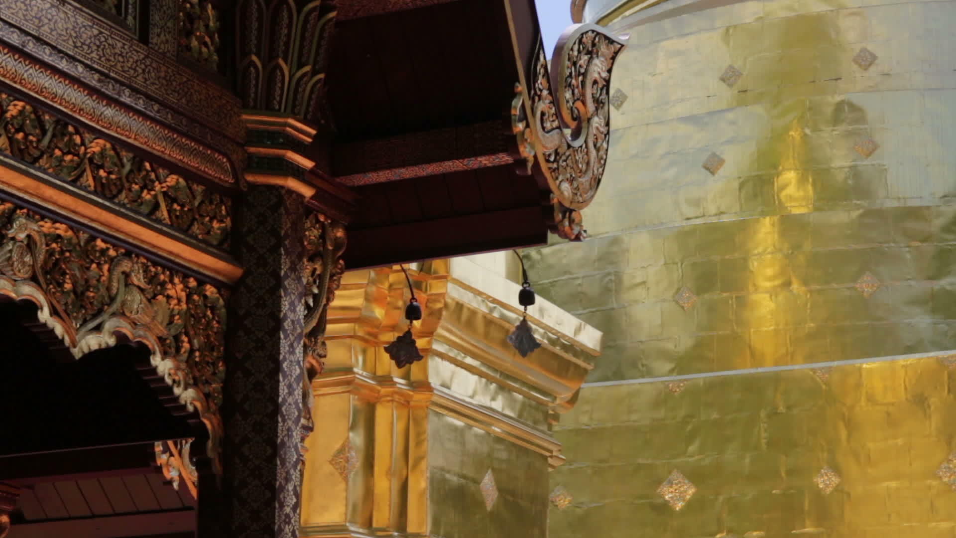 圣殿在泰国佛教寺庙的风中移动视频的预览图