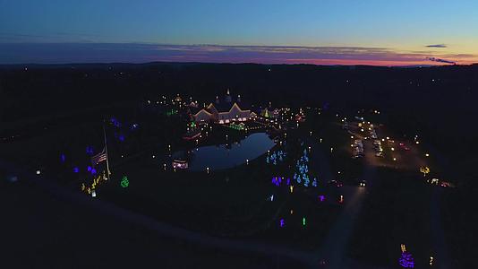 黄昏的圣诞露天风景和池塘反射视频的预览图