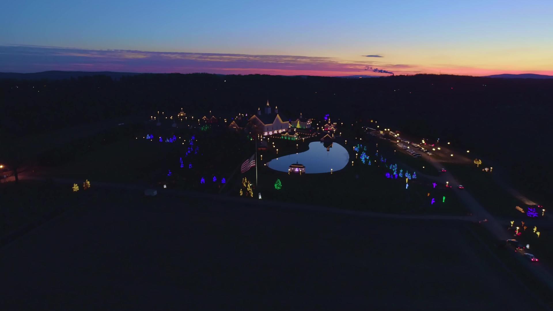 黄昏的圣诞露天风景和池塘反射视频的预览图