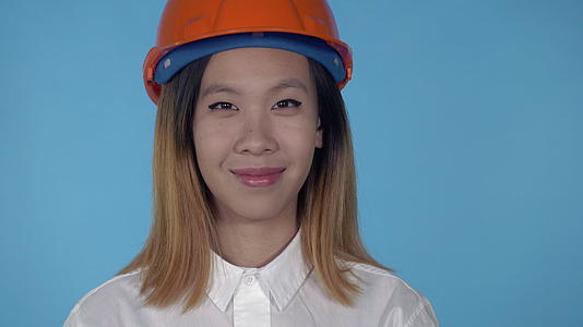 美丽的韩国快乐的女性建筑工人视频的预览图