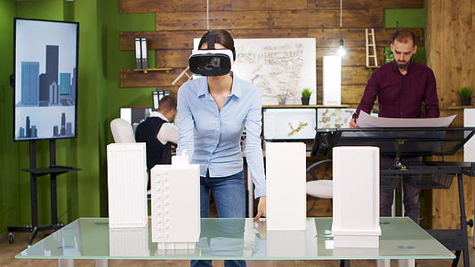 探索商业建筑虚拟现实项目的女性建筑师视频的预览图