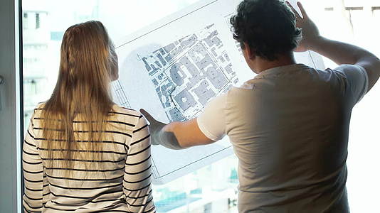 两位建筑师讨论了一个用地图看城市的项目视频的预览图
