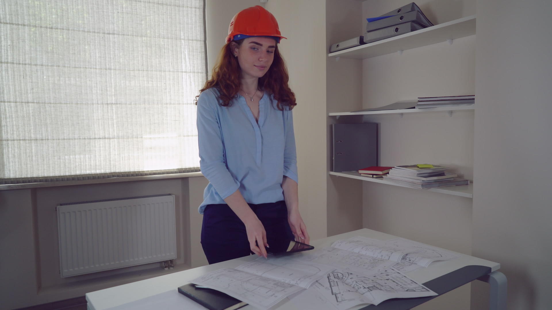 女建筑师设计蓝图视频的预览图