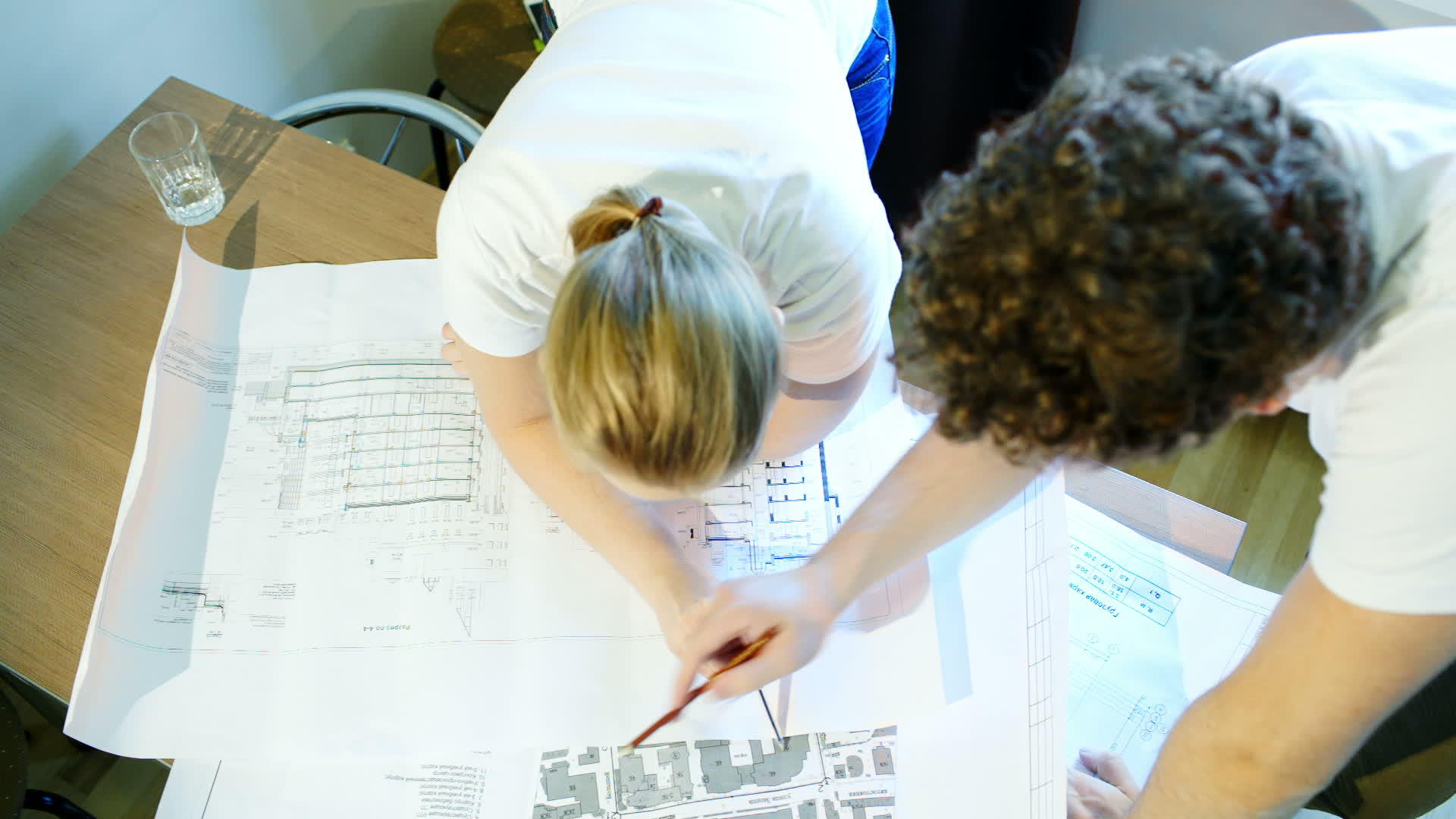 男女建筑师在建筑规划施工期间视频的预览图