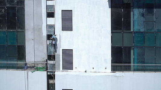 建筑工地高层基础设施建筑外部油漆工作单位千美元视频的预览图