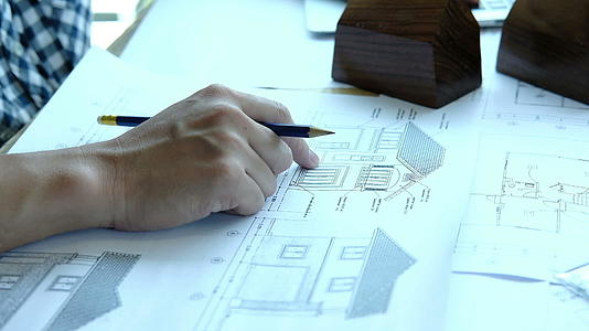 男性工程师在工作场所从事房地产项目视频的预览图