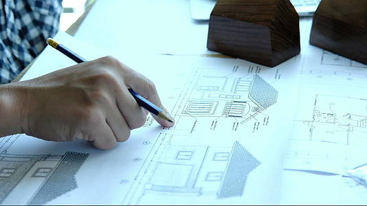 男性工程师在工作场所从事房地产项目视频的预览图