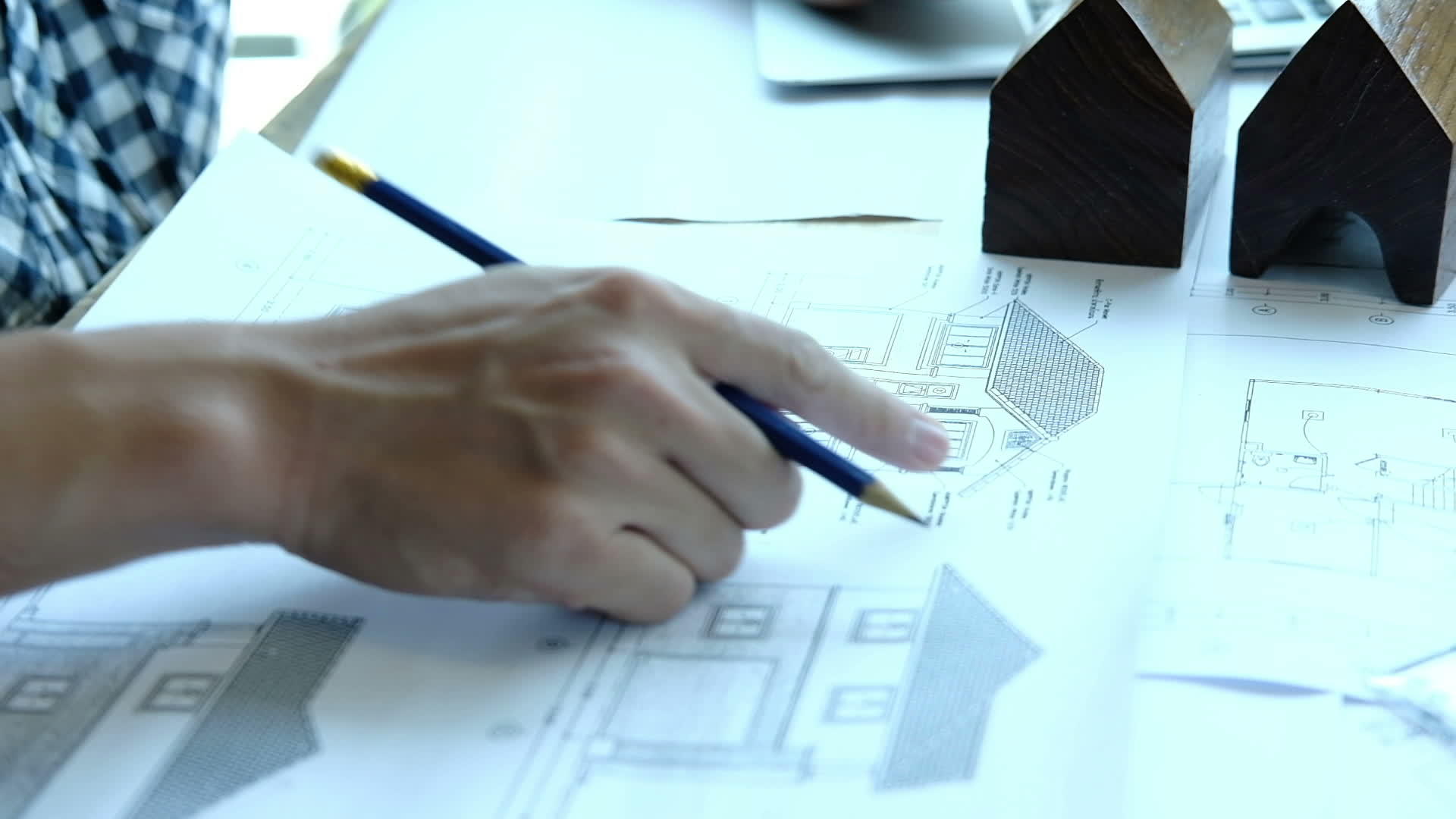 在工作场所从事房地产项目的年轻建筑师男性工程师视频的预览图