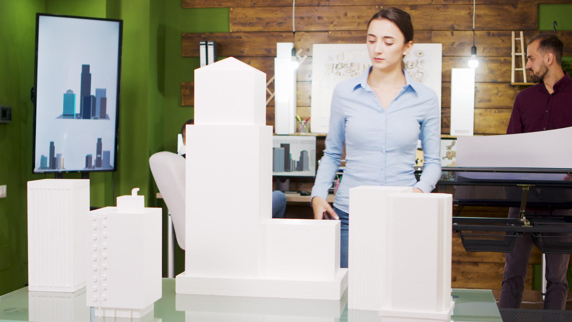 年轻女性建筑设计师拍摄建筑模型照片视频的预览图