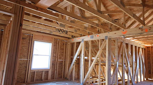 建造木制电线柱和梁框建筑的房屋视频的预览图