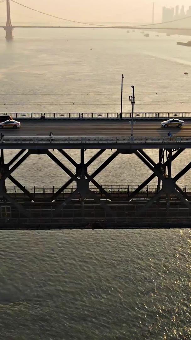 武汉长江大桥夕阳航拍视频视频的预览图