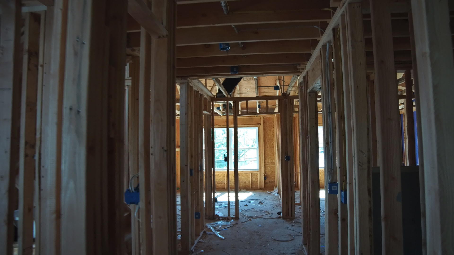 墙壁和框架天花板的柱状横梁束美国住宅楼视频的预览图