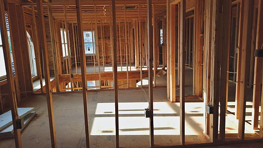 在建造内部住宅的建筑中使用木梁和墙壁从天顶到天顶视频的预览图