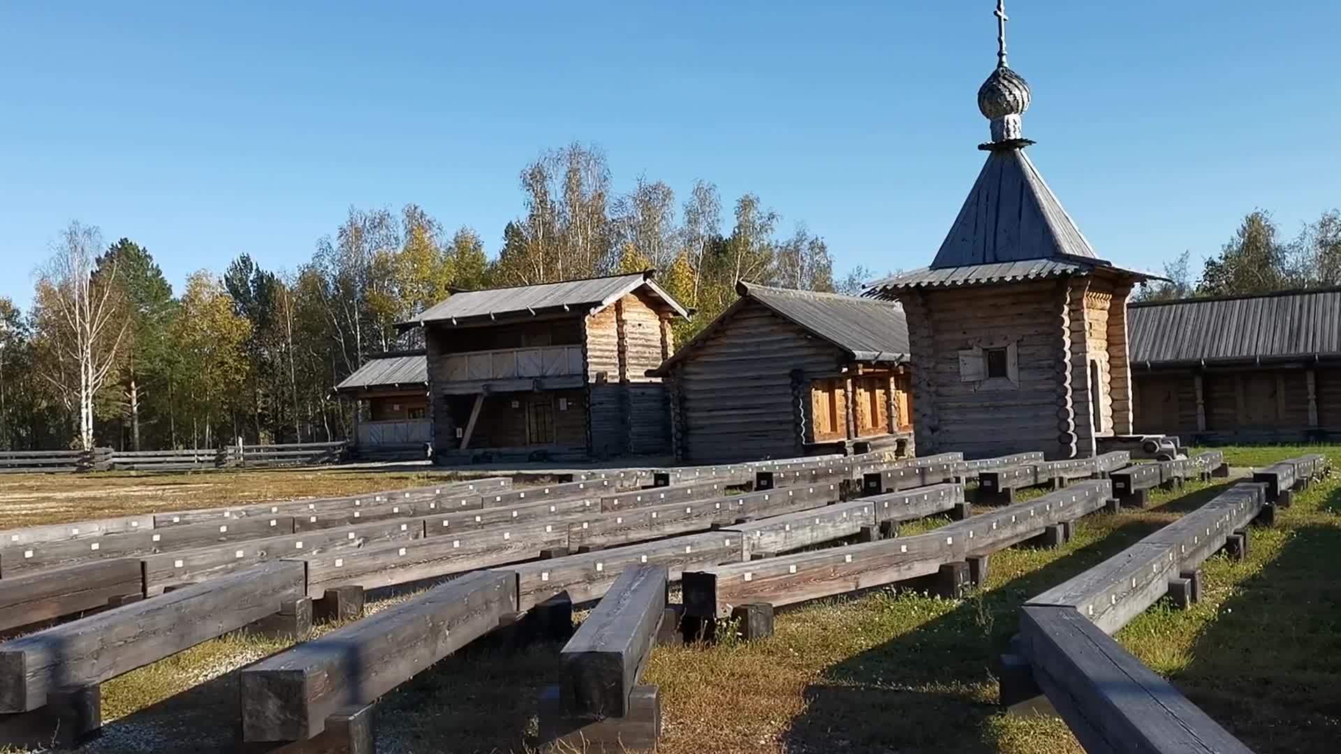 在伊尔库茨克地区塔特西地壳和木制建筑与天空对面的木制建筑视频的预览图
