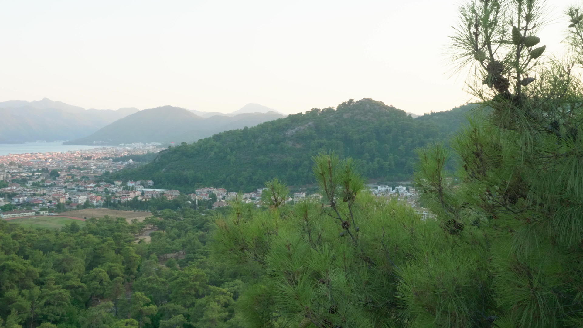 山谷景观港和美丽的山中建筑视频的预览图