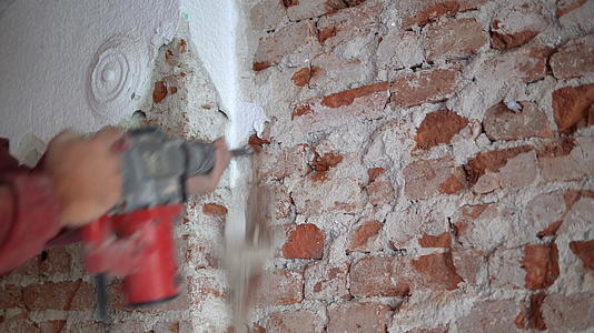 建筑工人拆除旧砖墙视频的预览图