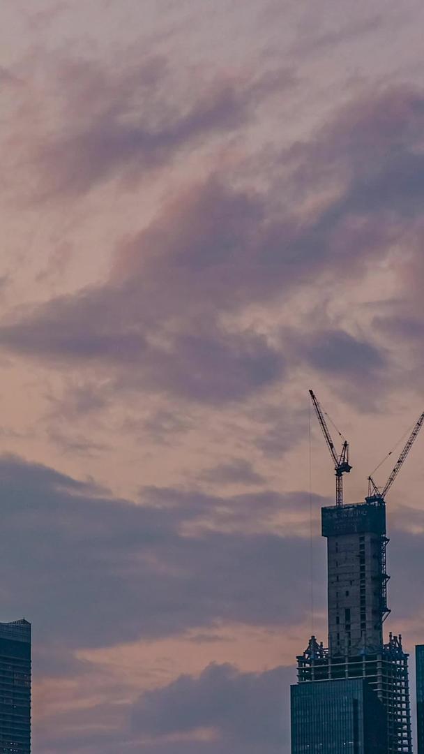 青岛东部沿海城市的高层商业建筑延迟日落流逝视频的预览图