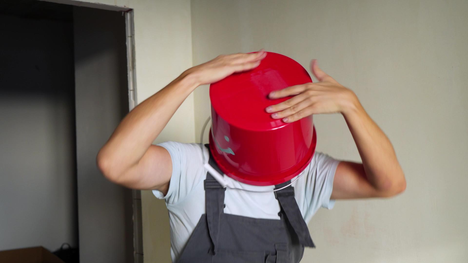 穿着制服的工人头上戴着红色的桶玩得很开心视频的预览图