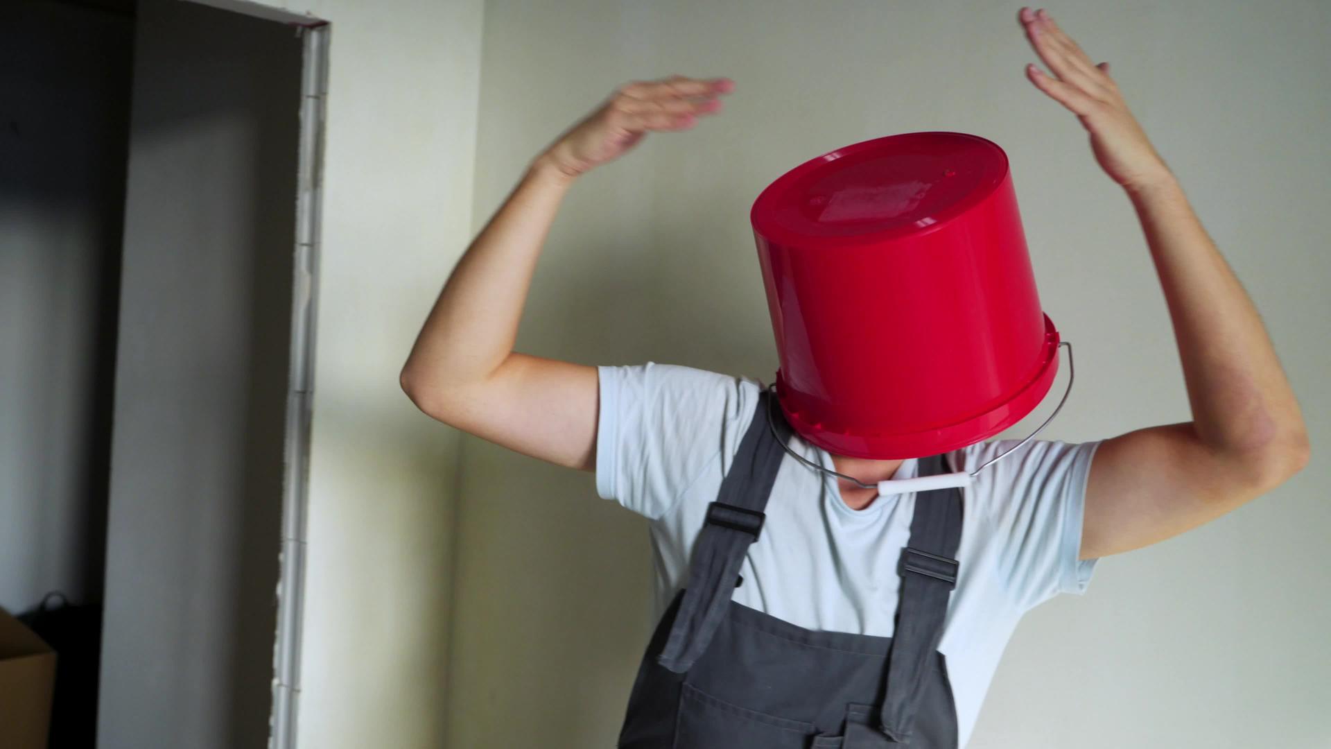 一个人的工人头上戴着一个红色的桶开心地跳舞视频的预览图