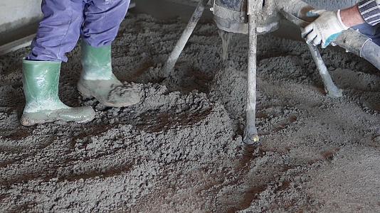 混凝土泵地板加热时应铺设砂和水泥视频的预览图