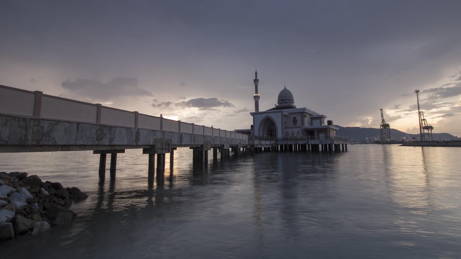 漂浮清真寺的日落时间视频的预览图