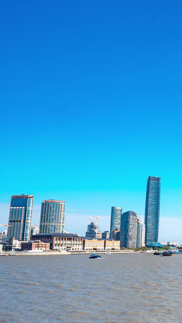 上海黄浦江外滩蓝天白云大气延迟视频的预览图