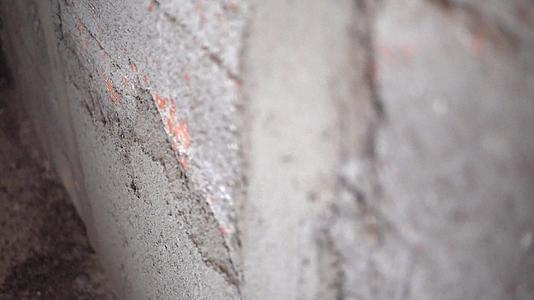 建筑工人在新建房屋墙壁的水泥石上涂抹石膏视频的预览图