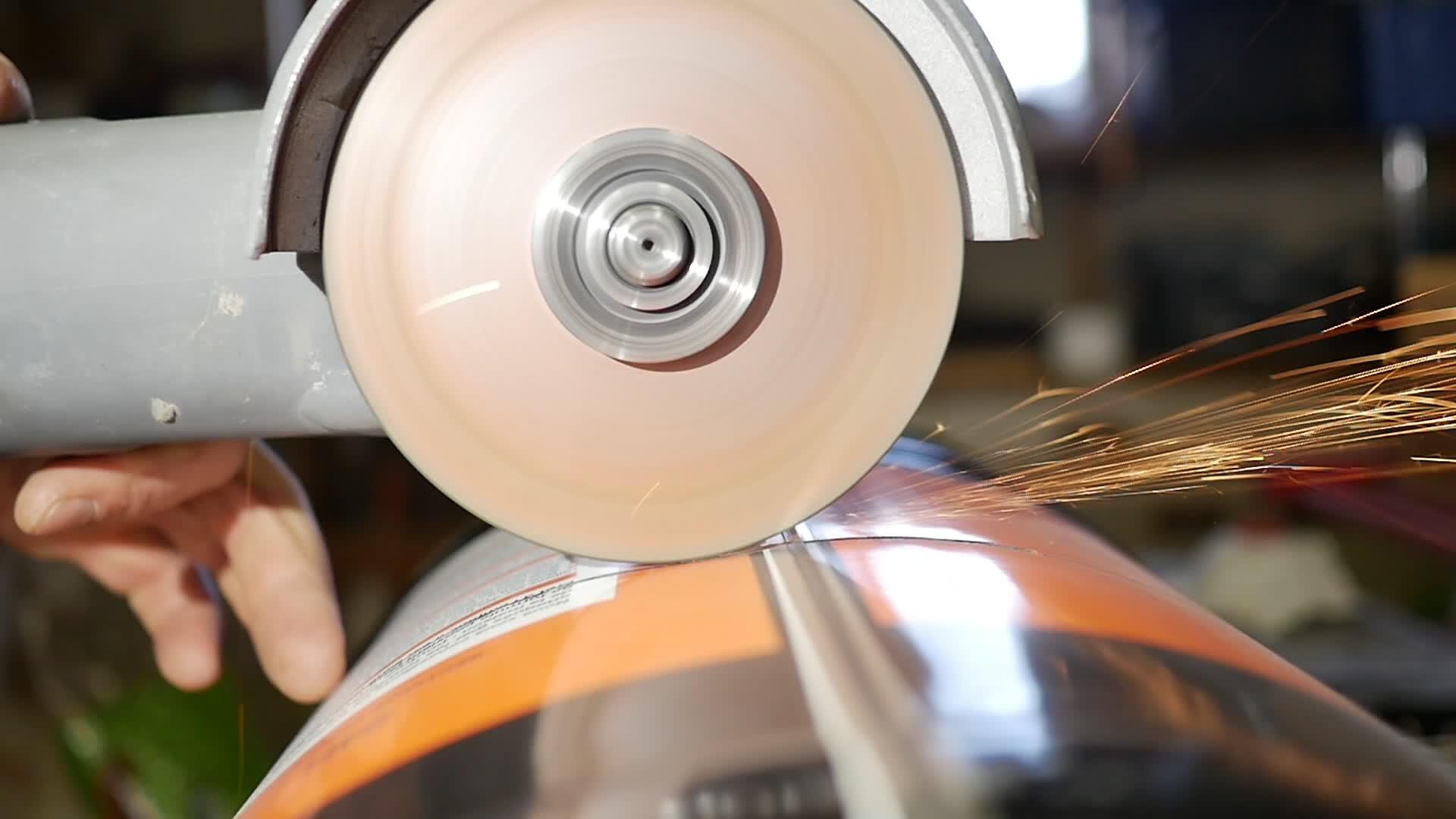 专业角磨机研磨金属罐DYI房屋金属制品和金属艺术品视频的预览图