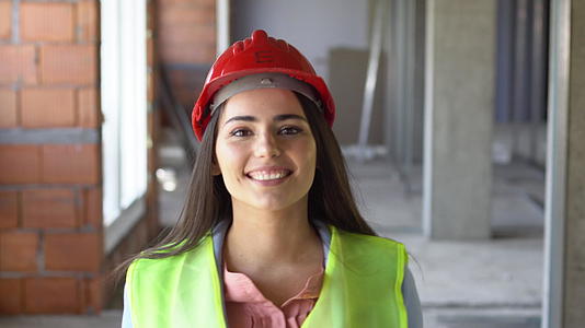 女工程师或建筑师在建筑工地的肖像上手持视频视频的预览图