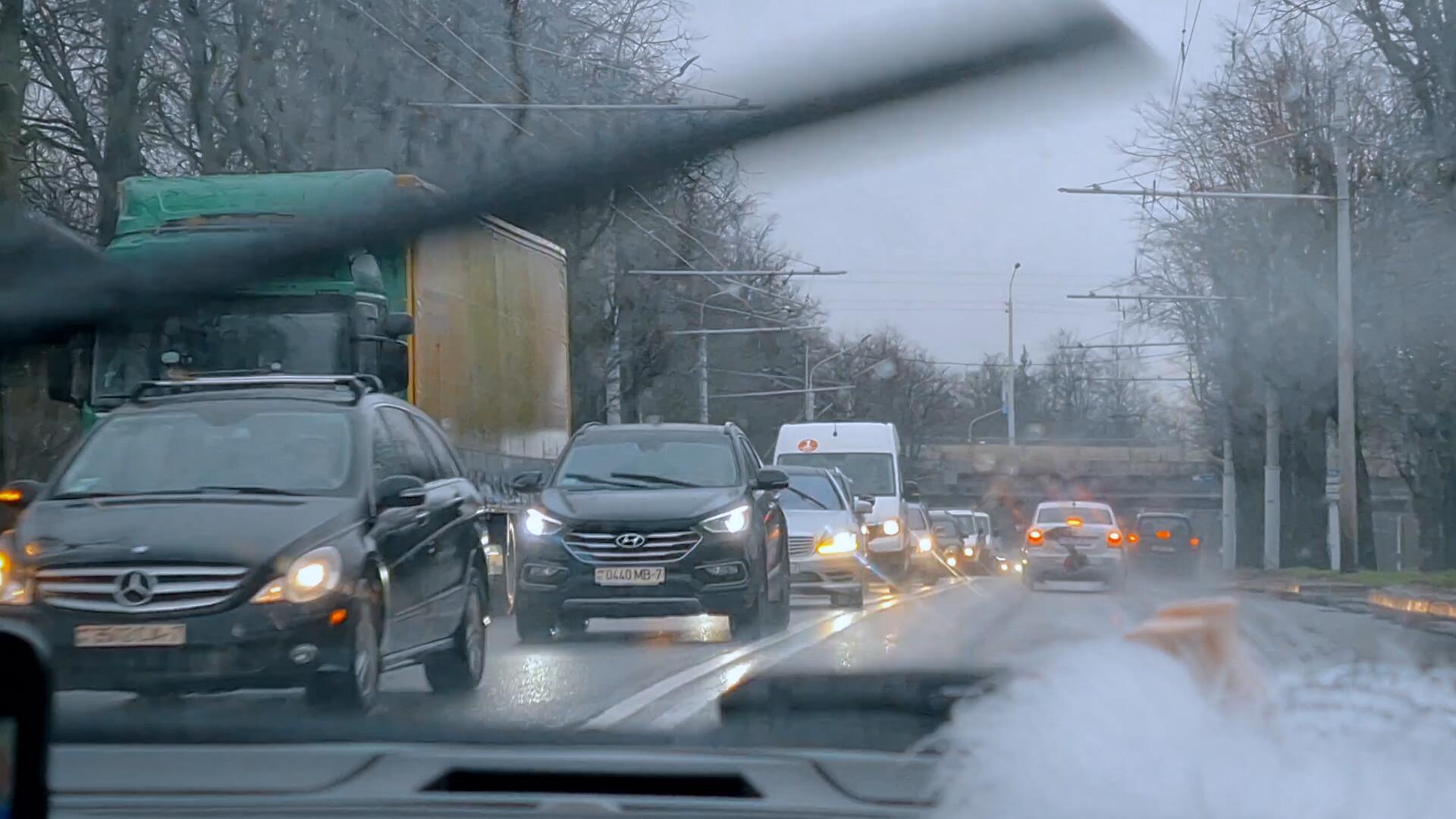 早晨阴雨天气高峰期拥堵的城市道路视频的预览图