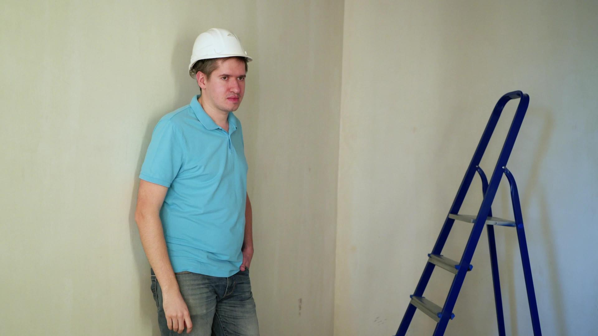 建筑工地工人翻新公寓房视频的预览图