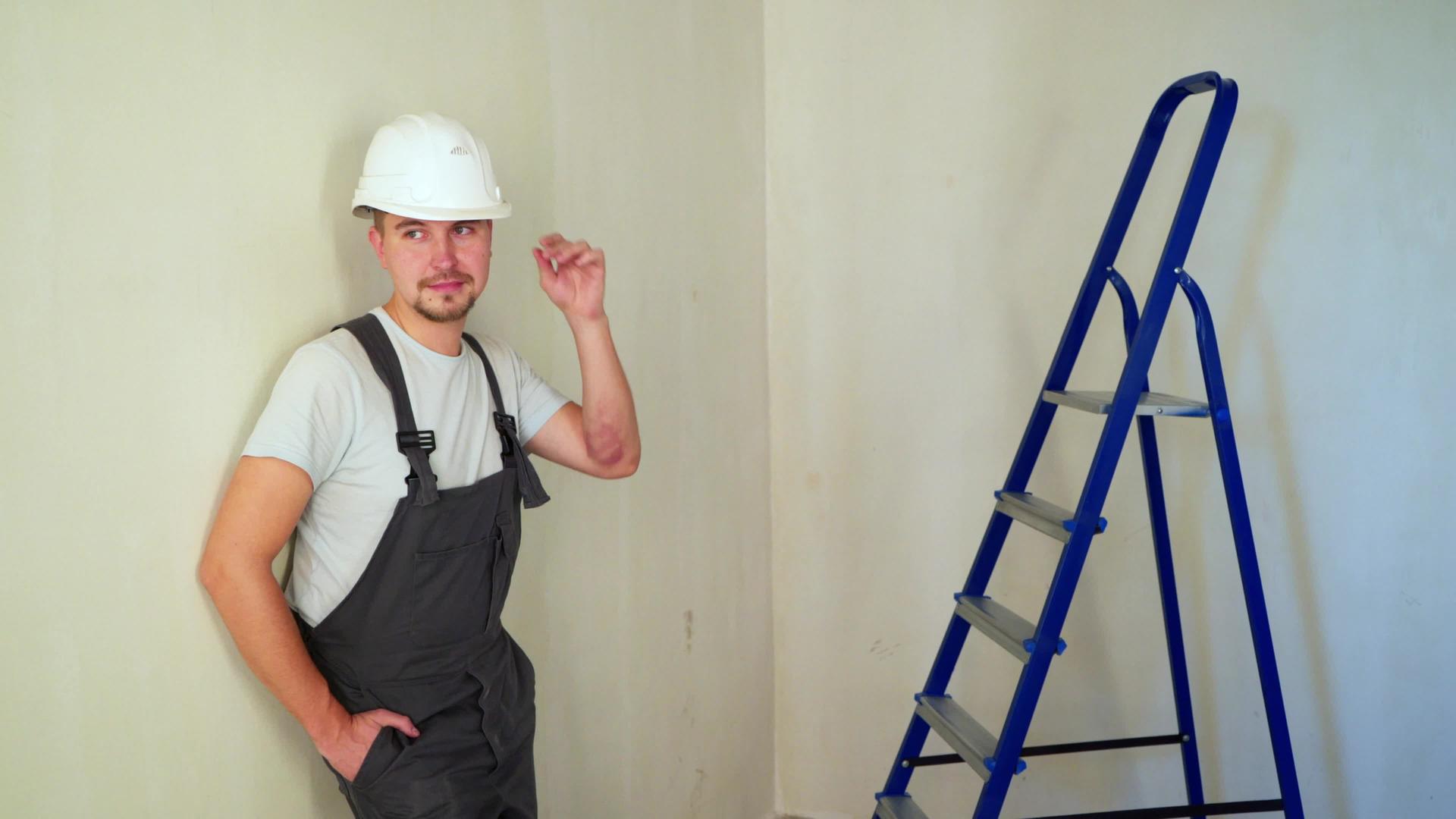 建筑工地工人翻新公寓房视频的预览图
