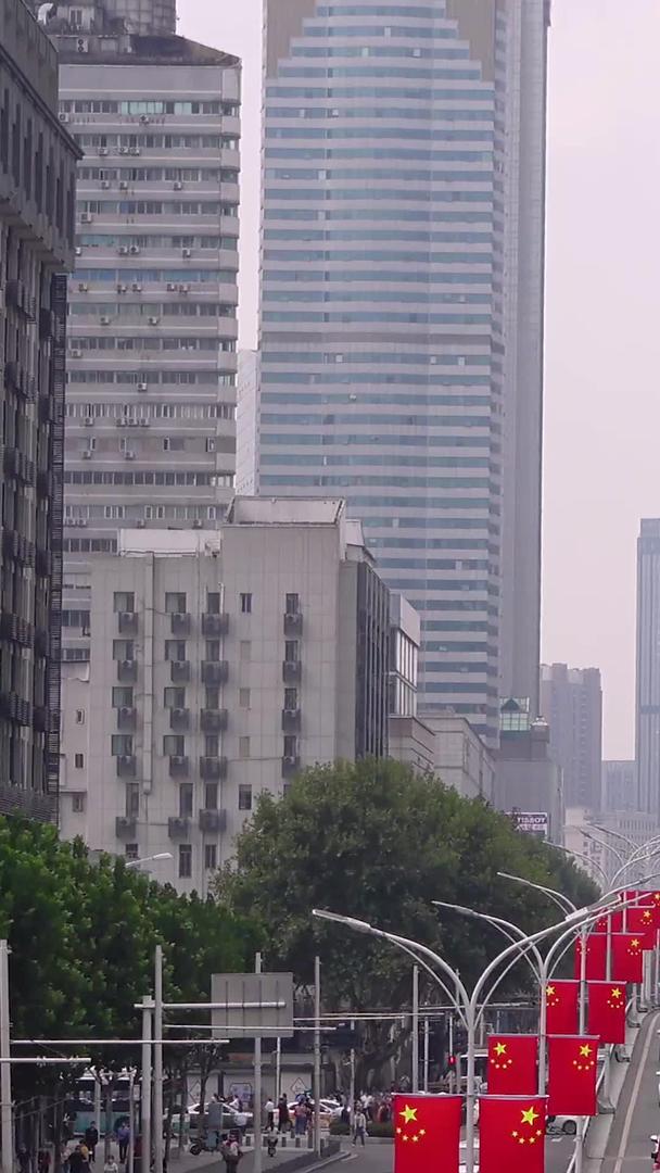 国庆街道上布满五星红旗的道路视频的预览图