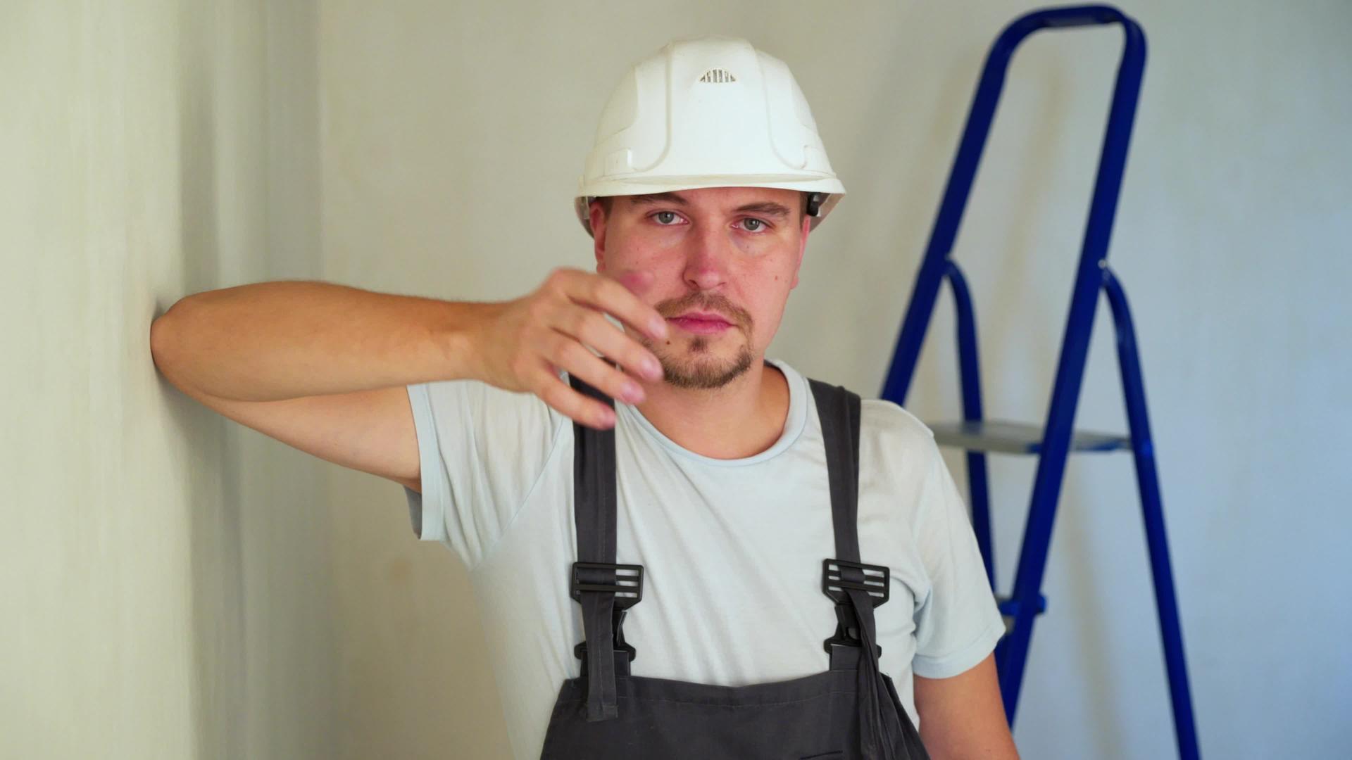 建筑工地工人的翻新公寓视频的预览图