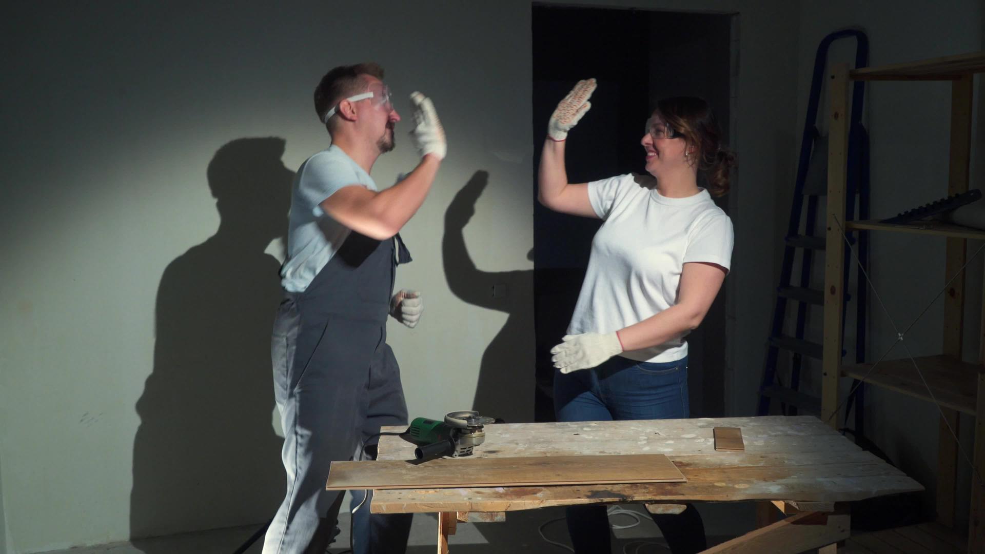 两个工人男人和女人跳舞视频的预览图