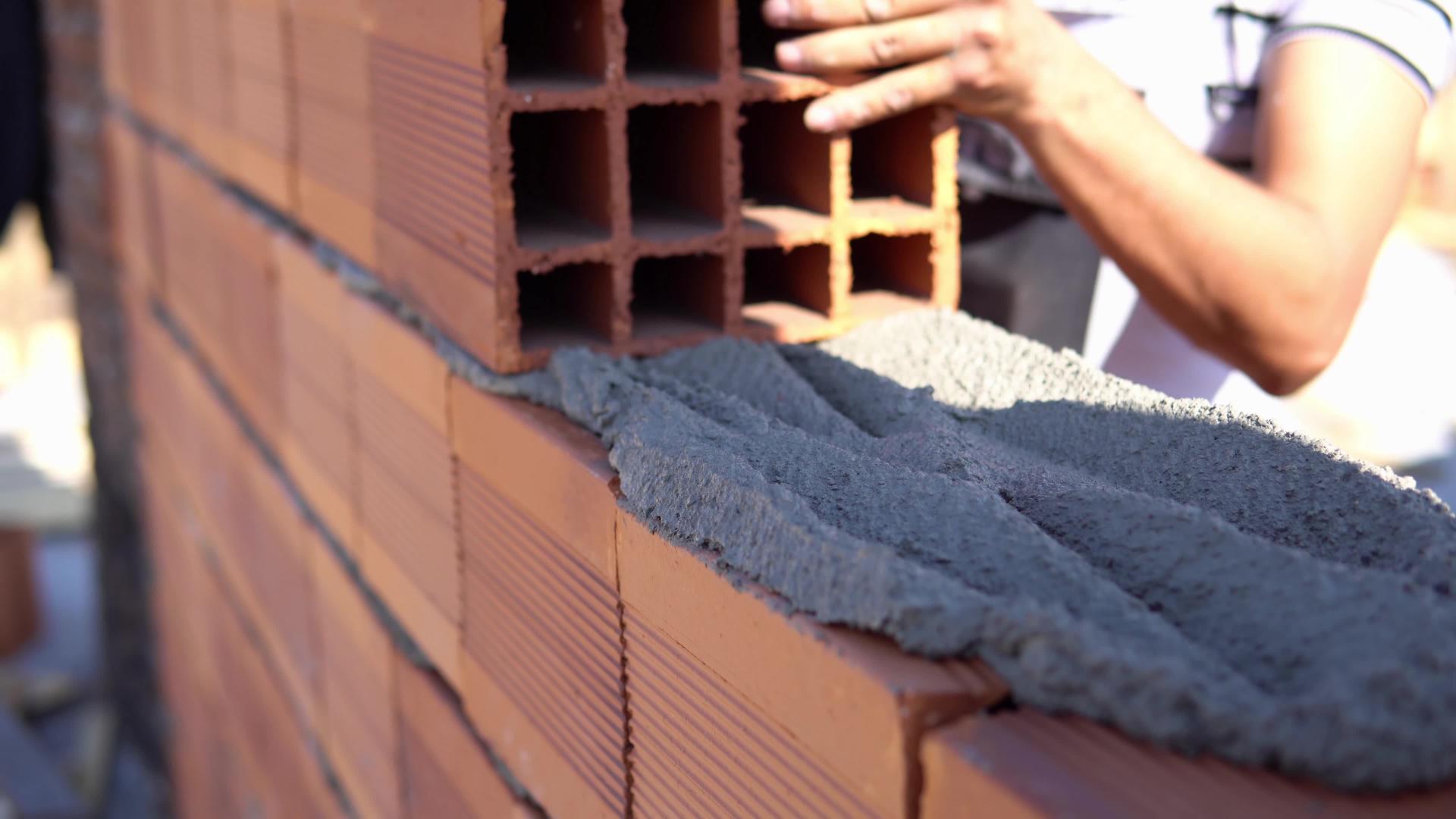 老人用白洗水泥建造墙砖新房子视频的预览图