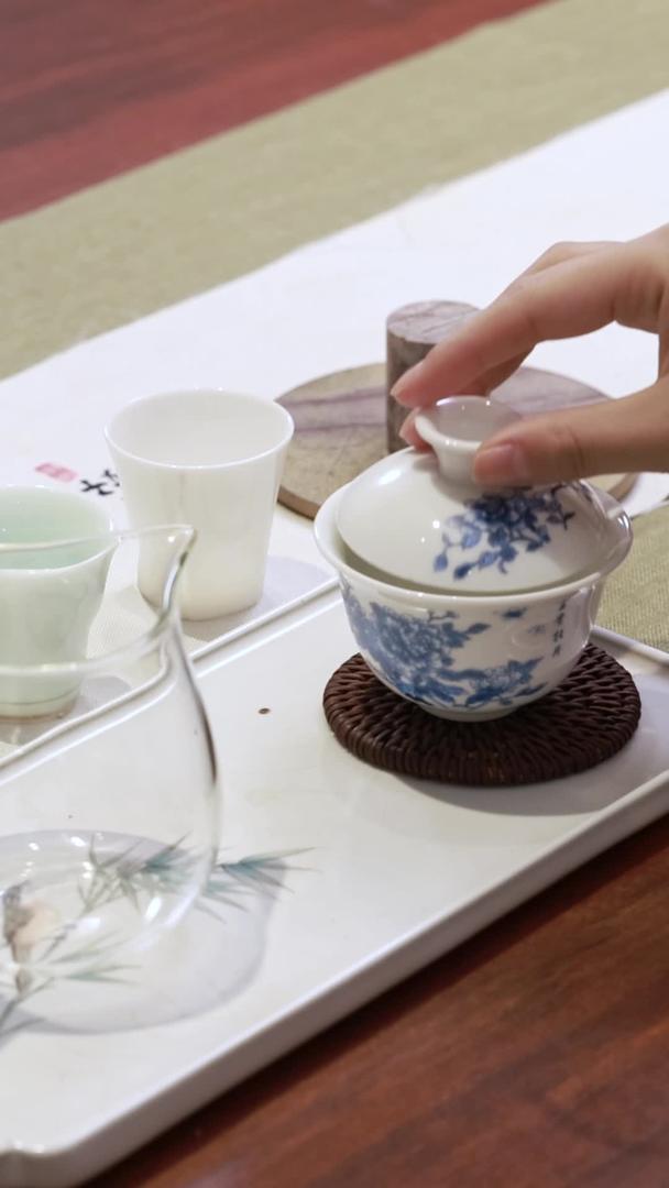 女茶艺师拔茶视频的预览图