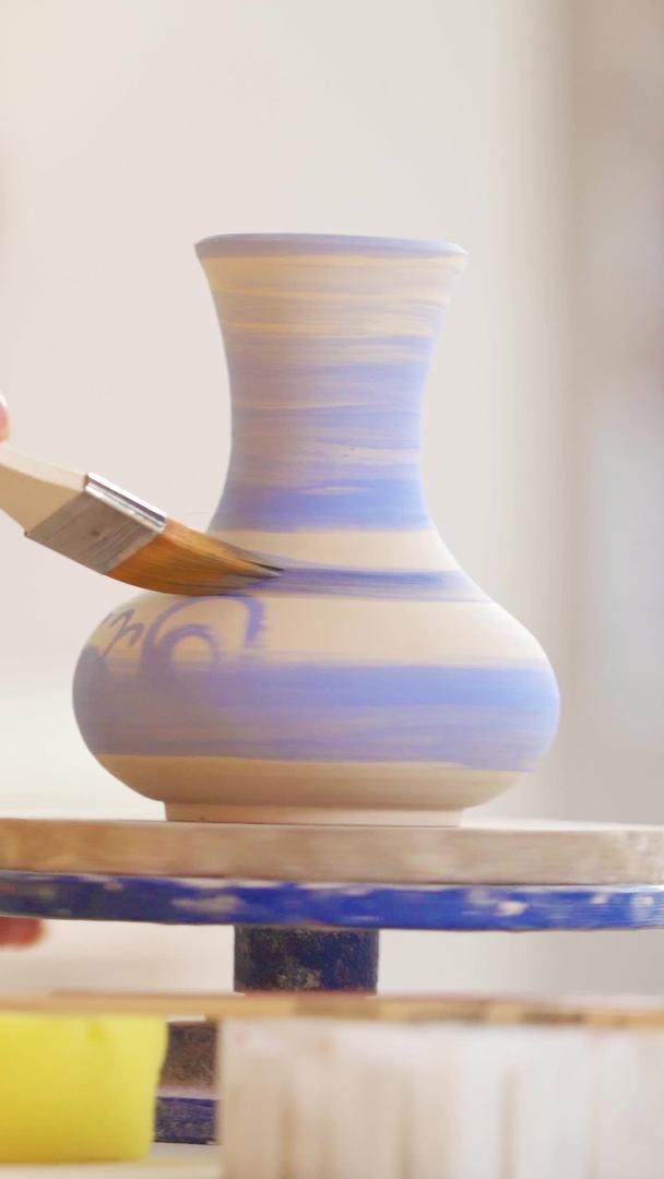 手工课陶艺课用刷子给陶器上色视频的预览图