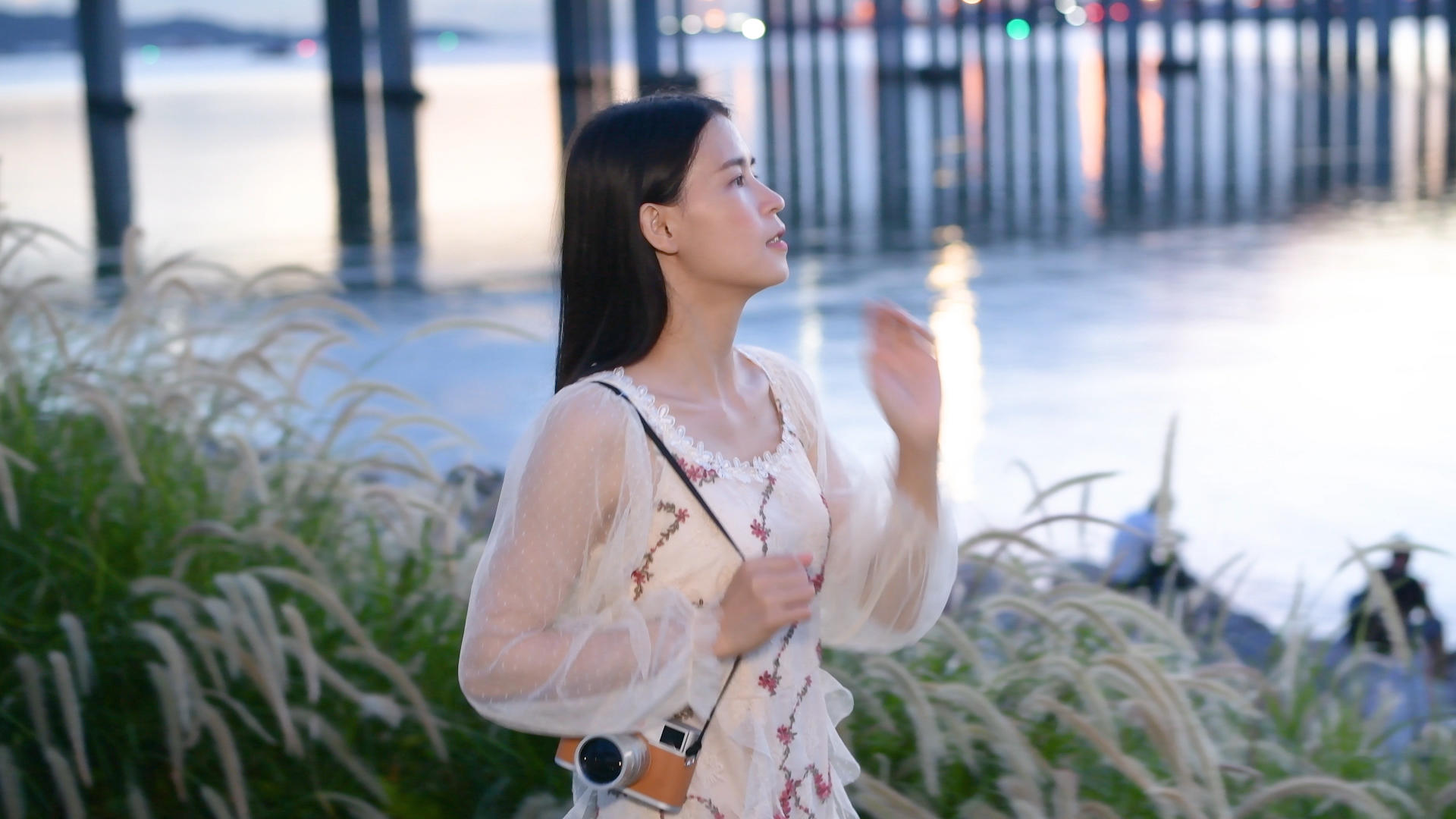 4K深圳前海石公园漫步的少女视频的预览图